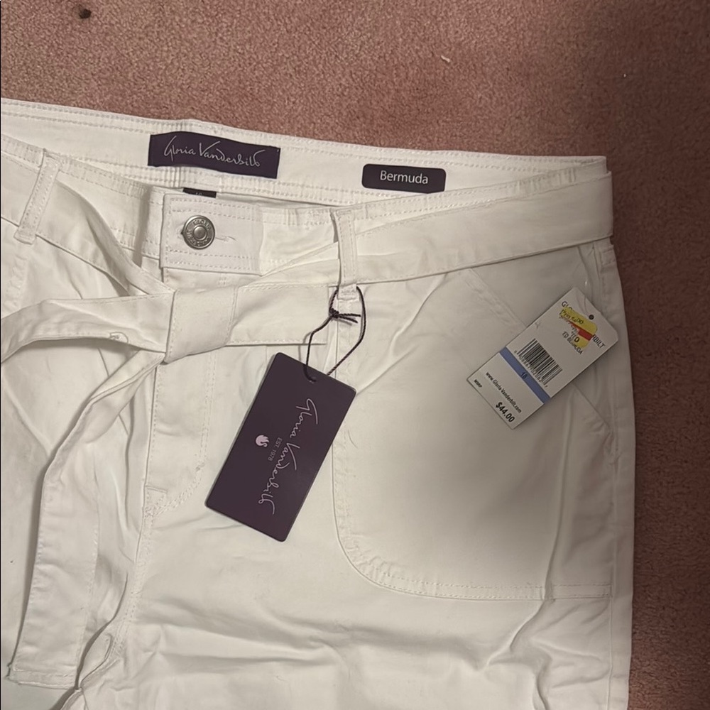 Gloria Vanderbilt White Bermuda Shorts with Relaxed Fit - Picture 3 of 4